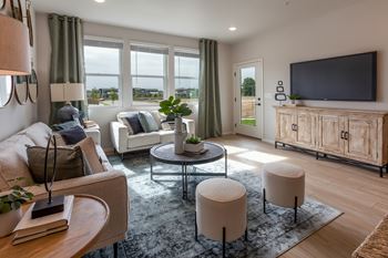 9’ Ceilings throughout